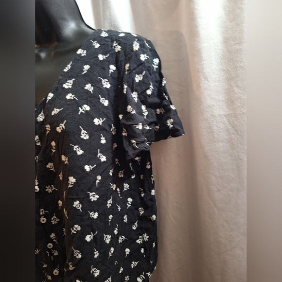 So large floral blouse button-down ties at waist - Picture 3 of 7